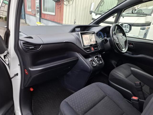 ヴォクシー ハイブリッドＶ　禁煙車　両側パワースライド　オートライト　ＬＥＤライト　シートヒーター　スマートキー　デュアルエアコン　９型ナビ　フルセグＴＶ　Ｂｌｕｅｔｏｏｔｈ　バックカメラ　ＥＴＣ　１１型フリップダウン　クルコン（22枚目）