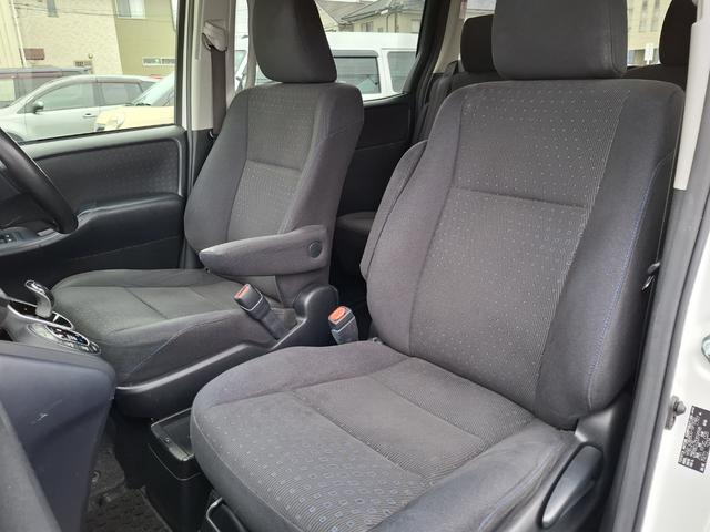 ヴォクシー ハイブリッドＶ　禁煙車　両側パワースライド　オートライト　ＬＥＤライト　シートヒーター　スマートキー　デュアルエアコン　９型ナビ　フルセグＴＶ　Ｂｌｕｅｔｏｏｔｈ　バックカメラ　ＥＴＣ　１１型フリップダウン　クルコン（23枚目）