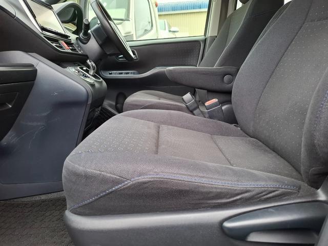 ヴォクシー ハイブリッドＶ　禁煙車　両側パワースライド　オートライト　ＬＥＤライト　シートヒーター　スマートキー　デュアルエアコン　９型ナビ　フルセグＴＶ　Ｂｌｕｅｔｏｏｔｈ　バックカメラ　ＥＴＣ　１１型フリップダウン　クルコン（24枚目）