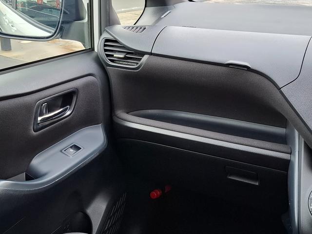 ヴォクシー ハイブリッドＶ　禁煙車　両側パワースライド　オートライト　ＬＥＤライト　シートヒーター　スマートキー　デュアルエアコン　９型ナビ　フルセグＴＶ　Ｂｌｕｅｔｏｏｔｈ　バックカメラ　ＥＴＣ　１１型フリップダウン　クルコン（25枚目）