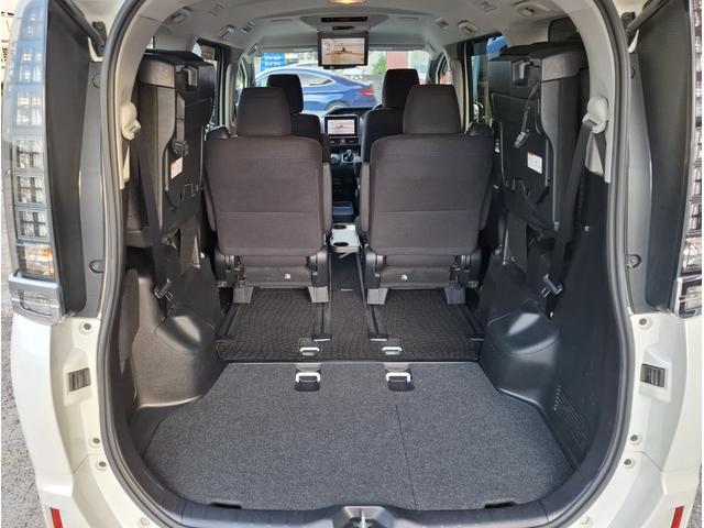 ヴォクシー ハイブリッドＶ　禁煙車　両側パワースライド　オートライト　ＬＥＤライト　シートヒーター　スマートキー　デュアルエアコン　９型ナビ　フルセグＴＶ　Ｂｌｕｅｔｏｏｔｈ　バックカメラ　ＥＴＣ　１１型フリップダウン　クルコン（41枚目）