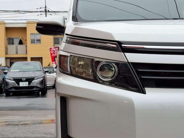 ヴォクシー ハイブリッドＶ　禁煙車　両側パワースライド　オートライト　ＬＥＤライト　シートヒーター　スマートキー　デュアルエアコン　９型ナビ　フルセグＴＶ　Ｂｌｕｅｔｏｏｔｈ　バックカメラ　ＥＴＣ　１１型フリップダウン　クルコン（44枚目）