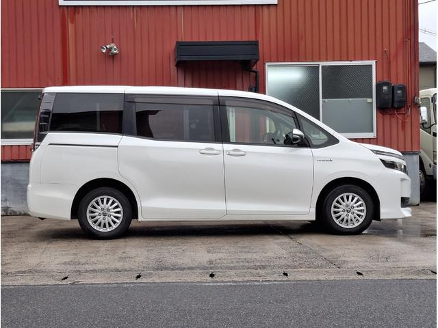 ヴォクシー ハイブリッドＶ　禁煙車　両側パワースライド　オートライト　ＬＥＤライト　シートヒーター　スマートキー　デュアルエアコン　９型ナビ　フルセグＴＶ　Ｂｌｕｅｔｏｏｔｈ　バックカメラ　ＥＴＣ　１１型フリップダウン　クルコン（52枚目）