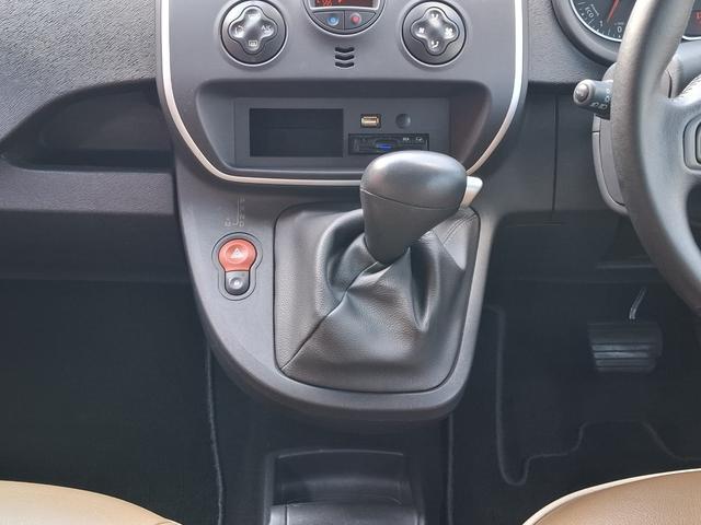 カングー ゼン　禁煙車　６速ＡＴ　ＹＡＫＩＭＡルーフレール　ＣＡＢＡＮＡシートカバー　後席モニター　ＨＤＤナビ　フルセグＴＶ　バックカメラ　Ｂｌｕｅｔｏｏｔｈ　ＥＴＣ　オートライト　クルーズコントロール　キーレス（16枚目）