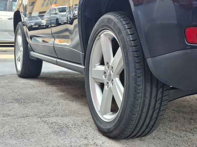 ジープ・コンパス リミテッド 新車ワンオーナー 禁煙車 電動サンルーフ 黒レザーシート シートヒーター BOTONプレミアムサウンド HDDナビ フルセグTV Bluetooth ETC 電格ミラー クルーズコントロール キーレス(54枚目)