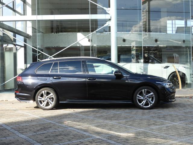 【サイドライン】　エッジの効いたプレスラインが後方まで続くサイドデザイン。直線的なデザインでスポーティな走りを彷彿とさせます。