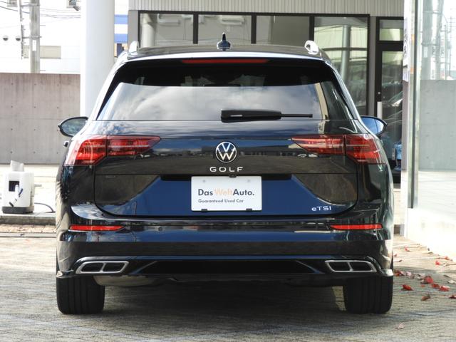 【リアデザイン】　フロント同様に水平基調のデザインによるワイド＆ローのスポーティなデザイン。新しくなった「ＶＷ」エンブレムは先代同様、トランクドアハンドルとなっております。