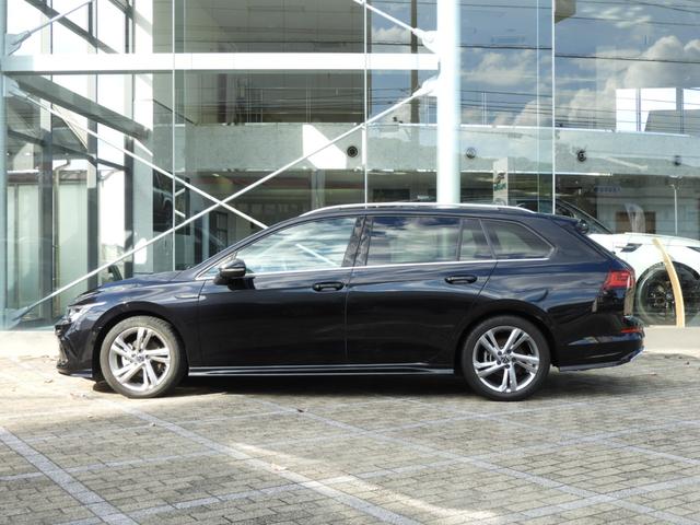 【サイドライン】　エッジの効いたプレスラインが後方まで続くサイドデザイン。直線的なデザインでスポーティな走りを彷彿とさせます。