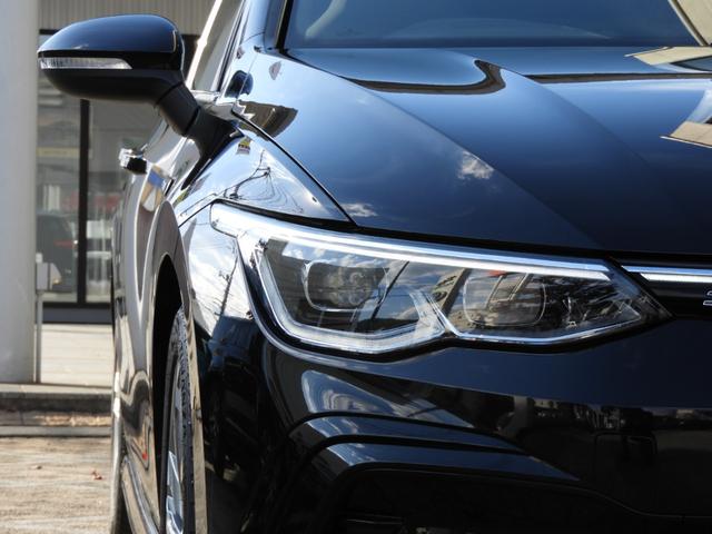 【ＩＱ．ＬＩＧＨＴ】　対向車や先行車のドライバーを眩惑することなく、前方の路面と路肩を広範囲に明るく照らすことができるマトリックスＬＥＤヘッドライトを装備。快適なドライブをアシストします。