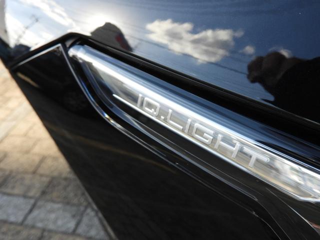 【ＩＱ．ＬＩＧＨＴ】　対向車や先行車のドライバーを眩惑することなく、前方の路面と路肩を広範囲に明るく照らすことができるマトリックスＬＥＤヘッドライトを装備。快適なドライブをアシストします。