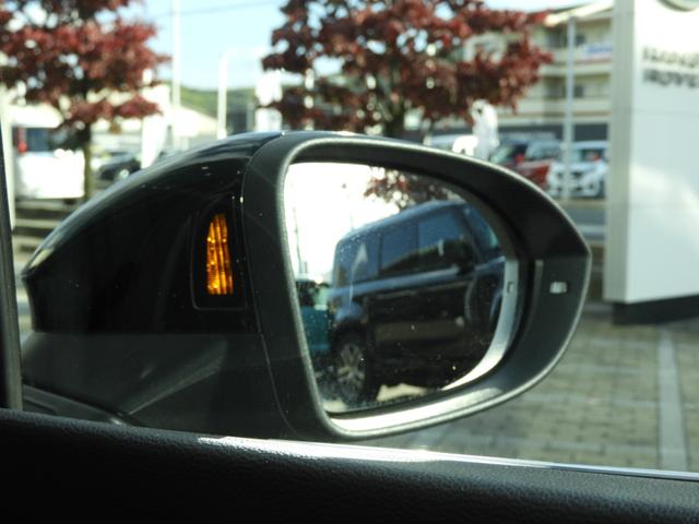 【ブラインドスポットアシスト】　車線変更アシスト機能。ドライバーの死角となる後方側面に車両を検知した際、ドアミラーに内蔵された警告灯が点滅しドライバーに注意を促します。