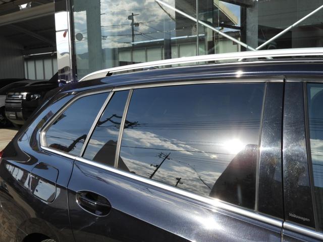 【プライバシーガラス処理】　リアガラス５面にはプライバシーガラス処理が施されております。後席のプライバシー確保とＵＶカット、エクステリアも引き締まってとってもスポーティです。