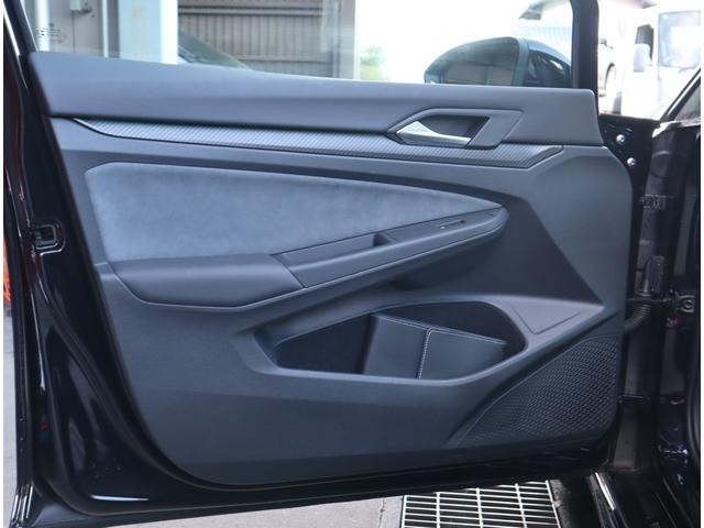 【左前ドア周辺】　大きな傷や汚れなどもなく、とてもきれいな状態となっております。