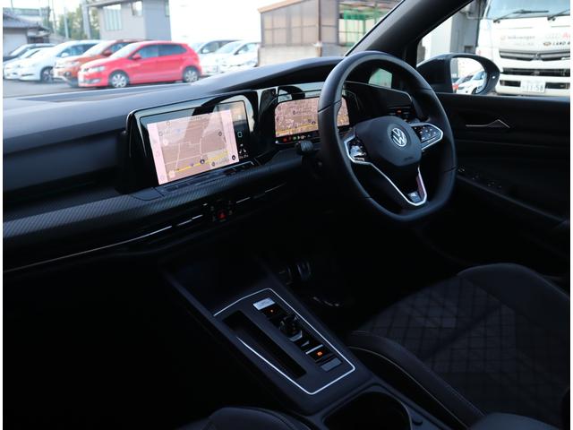 【インテリア】　フォルクスワーゲンクオリティで高められた実用的で重厚なインテリア。人間工学の視点から生み出されたレイアウトによって、直観的な操作が可能。快適なドライビングを提供します。
