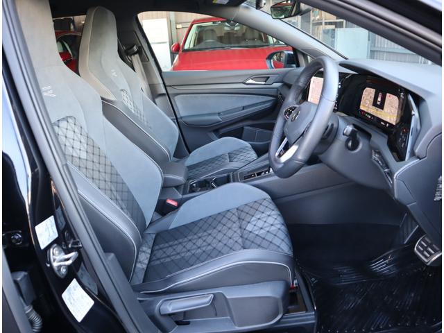 【フロントシート】　フロントには運転席・助手席エアバッグ・サイドエアバッグを標準装備。（ＥＳＰ）横滑り防止装置＆ＡＢＳ搭載で悪路や雨天時の安全性も高い１台です。