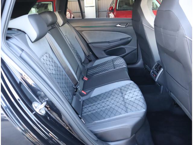 【リアシート】　後部座席にはサイドエアバッグ・カーテンエアバッグと全席３点固定式のシートベルトを完備。大切な家族の安全を守ります。