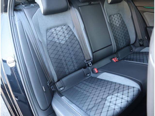 【右後席状態】　厳しい仕入れ基準をクリアした弊社の認定中古車ですが、よりご満足いただくために入庫後に専門スタッフによるクリーニングを行っております。実車確認が困難な遠方の方も安心してお選び下さい。