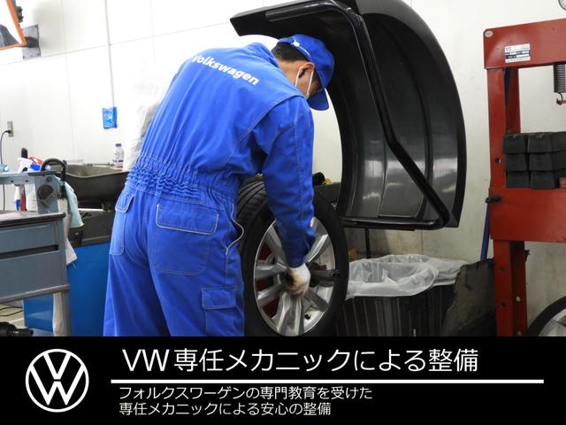 【ＶＷ専任メカニックによる整備】　フォルクスワーゲンの定期トレーニングを受けた専任メカニックにより、指定７１項目点検を行います。プロの目でしっかりと点検・整備されたお車をお届け致します。
