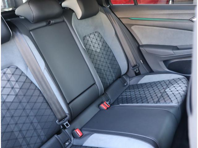 【後席中央状態】　厳しい仕入れ基準をクリアした弊社の認定中古車ですが、よりご満足いただくために入庫後に専門スタッフによるクリーニングを行っております。実車確認が困難な遠方の方も安心してお選び下さい。