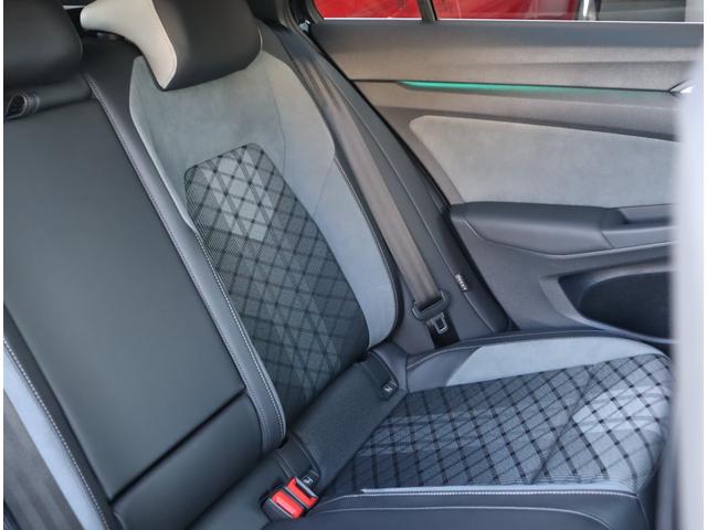 【左後席状態】　厳しい仕入れ基準をクリアした弊社の認定中古車ですが、よりご満足いただくために入庫後に専門スタッフによるクリーニングを行っております。実車確認が困難な遠方の方も安心してお選び下さい。