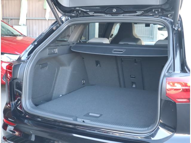 【ラゲッジルーム】　大容量のラゲッジルームはそのままでも実用に申し分のない広さを確保しておりますが、リアシートを倒すと広大なカーゴスペースとなり、様々なライフシーンで活躍してくれる１台です。