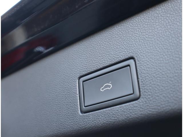 【電動テールゲート】　リアゲートはスイッチ一つで電動開閉可能。スーマトに荷物の出し入れができます。