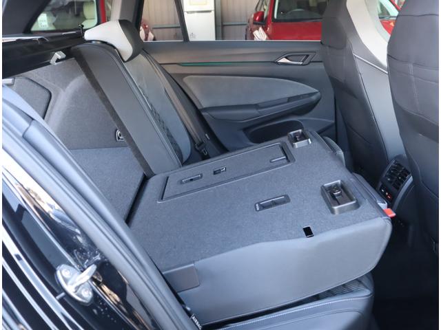 【インテリア】　フォルクスワーゲンクオリティで高められた実用的で重厚なインテリア。人間工学の視点から生み出されたレイアウトによって、直観的な操作が可能。快適なドライビングを提供します。