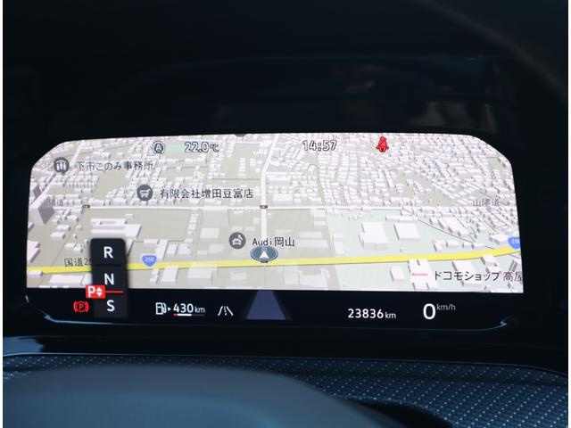 【デジタルメータークラスター】　従来のメーターパネルの位置にレイアウトされた高解像度液晶画面に、速度計／回転計や地図、ナビゲーションなどの運転に必要な情報を集約し、フレキシブルに表示します。