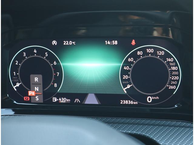 【デジタルメータークラスター】　従来のメーターパネルの位置にレイアウトされた高解像度液晶画面に、速度計／回転計や地図、ナビゲーションなどの運転に必要な情報を集約し、フレキシブルに表示します。