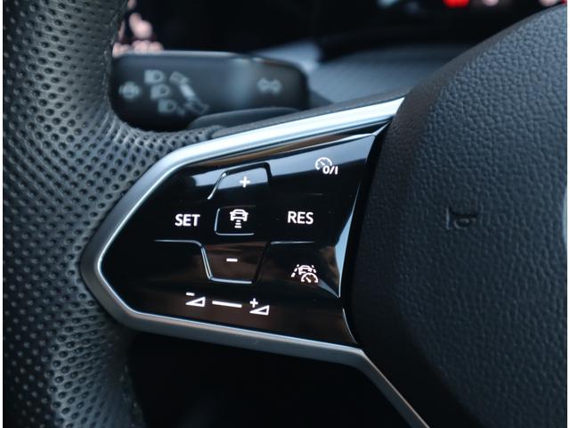 【同一車線内全車速運転支援システム　「トラベルアシスト」】　ハンドルに軽く手を添えるだけで、車線中央の走行を維持しつつ、前走車との車間距離を一定に保維持、長距離運転の疲労が大幅に軽減できます。