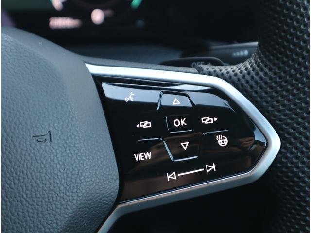 【同一車線内全車速運転支援システム　「トラベルアシスト」】　ハンドルに軽く手を添えるだけで、車線中央の走行を維持しつつ、前走車との車間距離を一定に保維持、長距離運転の疲労が大幅に軽減できます。