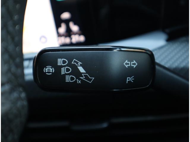 【同一車線内全車速運転支援システム　「トラベルアシスト」】　ハンドルに軽く手を添えるだけで、車線中央の走行を維持しつつ、前走車との車間距離を一定に保維持、長距離運転の疲労が大幅に軽減できます。