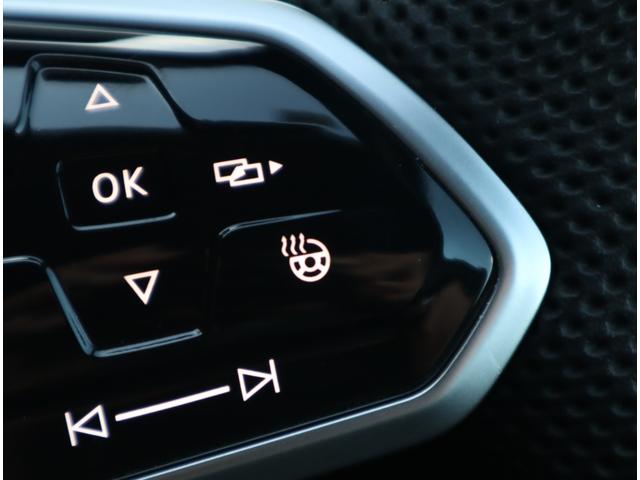 【ステアリングヒーター】　ハンドル内部に埋め込まれたヒーターにより、ステアリング自体を温めてくれます。寒い日のドライブをより快適にお楽しみいただけます。