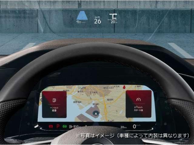 【ヘッドアップディスプレイ】　フロントウインドウ投影式のヘッドアップディスプレイを装備。速度、やアシスト状況、簡易ナビゲーションなど表示することができます。