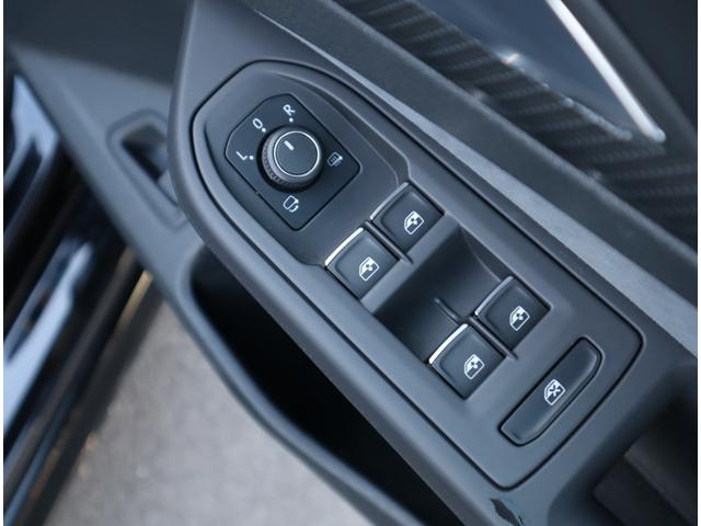 【インテリア】　フォルクスワーゲンクオリティで高められた実用的で重厚なインテリア。人間工学の視点から生み出されたレイアウトによって、直観的な操作が可能。快適なドライビングを提供します。