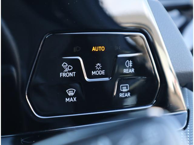 【ＩＱ．ＬＩＧＨＴ】　対向車や先行車のドライバーを眩惑することなく、前方の路面と路肩を広範囲に明るく照らすことができるマトリックスＬＥＤヘッドライトを装備。快適なドライブをアシストします。