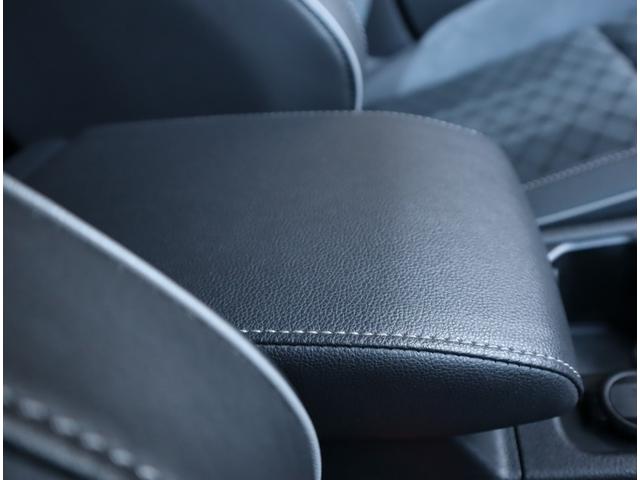 【インテリア】　フォルクスワーゲンクオリティで高められた実用的で重厚なインテリア。人間工学の視点から生み出されたレイアウトによって、直観的な操作が可能。快適なドライビングを提供します。