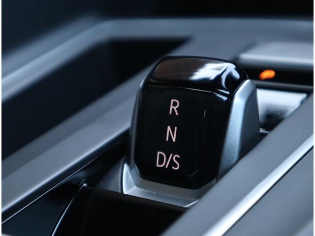 【インテリア】　フォルクスワーゲンクオリティで高められた実用的で重厚なインテリア。人間工学の視点から生み出されたレイアウトによって、直観的な操作が可能。快適なドライビングを提供します。