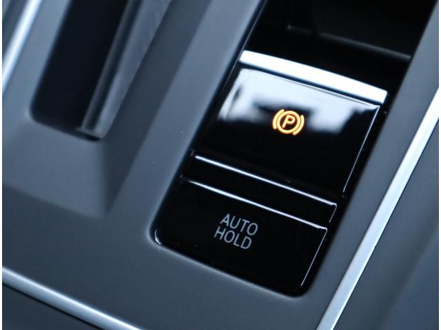【オートホールド】　停車中にブレーキを踏み続けなくともブレーキが保持されます。発進時はアスセルを軽く踏み込むことによって解除されます。
