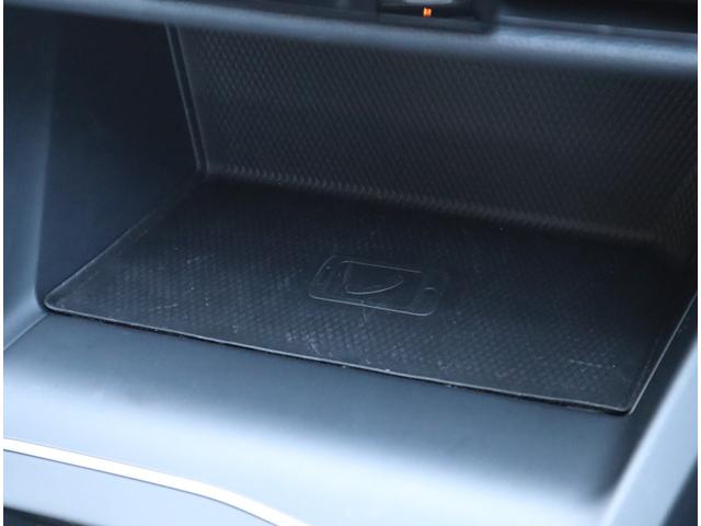 【スマートフォンワイヤレス充電】　車の中でもスマートフォンを置くだけ充電。（※非接触充電に対応したスマートフォンに限ります）