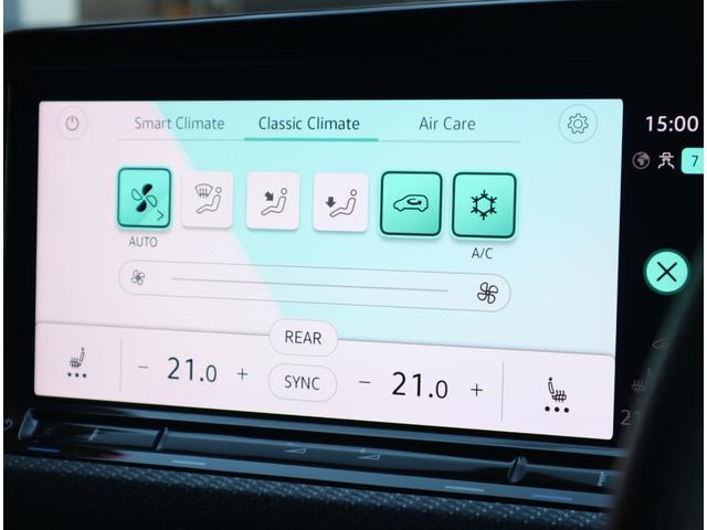 【３ゾーンエアコン】　運転席・助手席＋リアシートの３ゾーンで別々に温度設定可能な３ゾーンフルオートエアコンを装備。快適なドライブをサポートします。