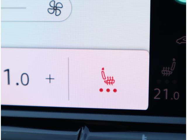 【シートヒーター】　冬の寒い朝に活躍するシートヒーターを装備。エアコンよりも早く、座面と背中を内蔵ヒーターで温めてくれるのでとてもうれしい装備です。
