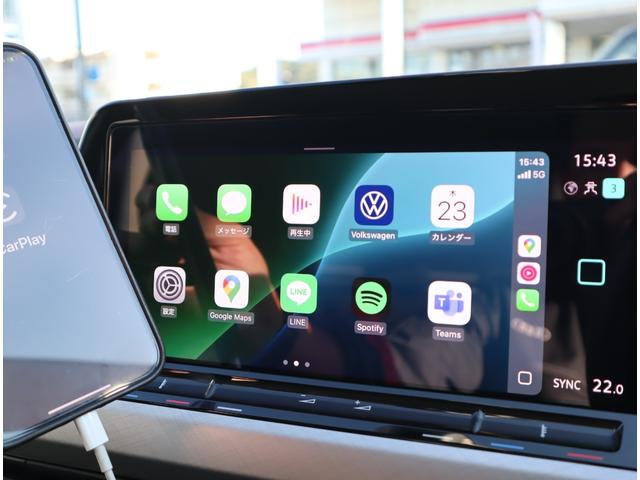 【アップルカープレイ・アンドロイドオート】　スマートフォンを接続することによって、対応アプリをオーディオ画面上で使用することができます。　※動画アプリ等を表示するためには別途社外品機器が必要となります
