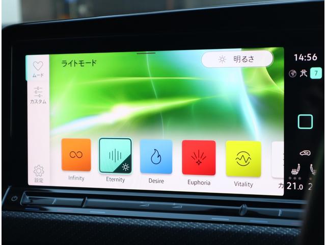 【マルチカラーアンビエントライト】　内装のインテリアライトはドライバーが任意の配色を選択可能。ドライブシーンに合わせてインテリアをお洒落に彩ります。ナビゲーション・メーターパネル色も連動します。