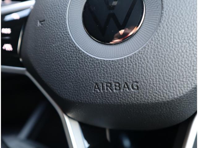 【運転席エアバッグ】　車両前方に衝撃が加わった際に、音響センサーによって瞬時に開きます。　※シートベルト非着用の場合、本来の性能が発揮できませんので必ずシートベルトを着用しましょう。