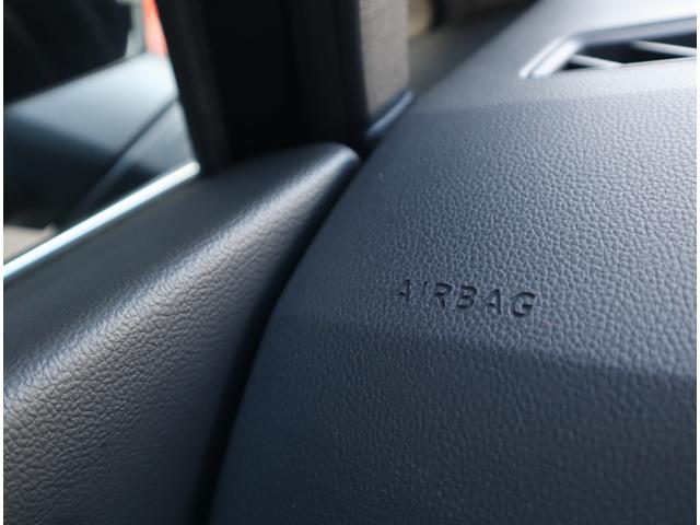 【助手席エアバッグ】　車両前方に衝撃が加わった際に、音響センサーによって瞬時に開きます。　※シートベルト非着用の場合、本来の性能が発揮できませんので必ずシートベルトを着用しましょう。