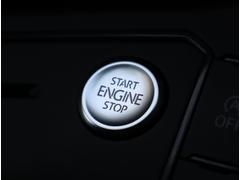 【アドバンスドキーシステム】　ポケットからキーを取り出すことなく、エンジンスタート／ストップボタンの始動と停止が可能なキーレスアクセスシステムです。 6