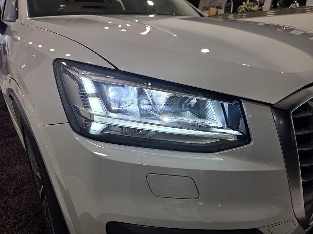 ＳＱ２ ベースグレード　３００馬力４００Ｎｍ　０－１００加速４．８秒　ファインナッパレザー（マグマレッド）　カープレイ　バーチャルＣＰ　シートヒーター　パワーテールゲート　マルチカラーアンビエントライト　１オーナー　禁煙車（4枚目）