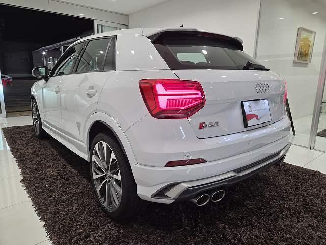 ＳＱ２ ベースグレード　３００馬力４００Ｎｍ　０－１００加速４．８秒　ファインナッパレザー（マグマレッド）　カープレイ　バーチャルＣＰ　シートヒーター　パワーテールゲート　マルチカラーアンビエントライト　１オーナー　禁煙車（8枚目）