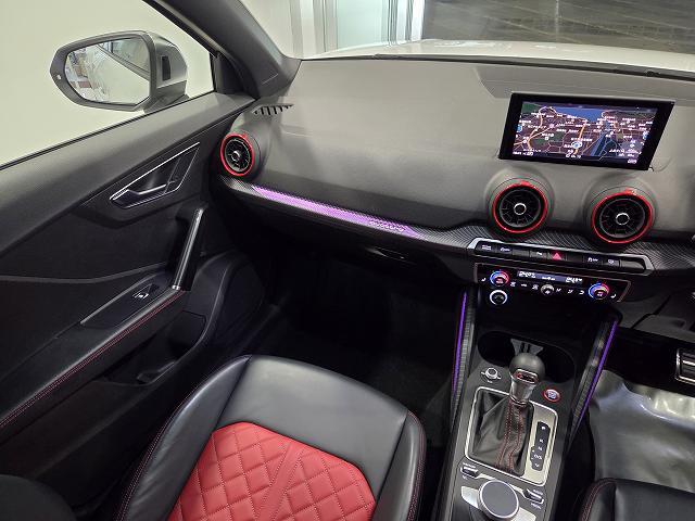 ＳＱ２ ベースグレード　３００馬力４００Ｎｍ　０－１００加速４．８秒　ファインナッパレザー（マグマレッド）　カープレイ　バーチャルＣＰ　シートヒーター　パワーテールゲート　マルチカラーアンビエントライト　１オーナー　禁煙車（17枚目）